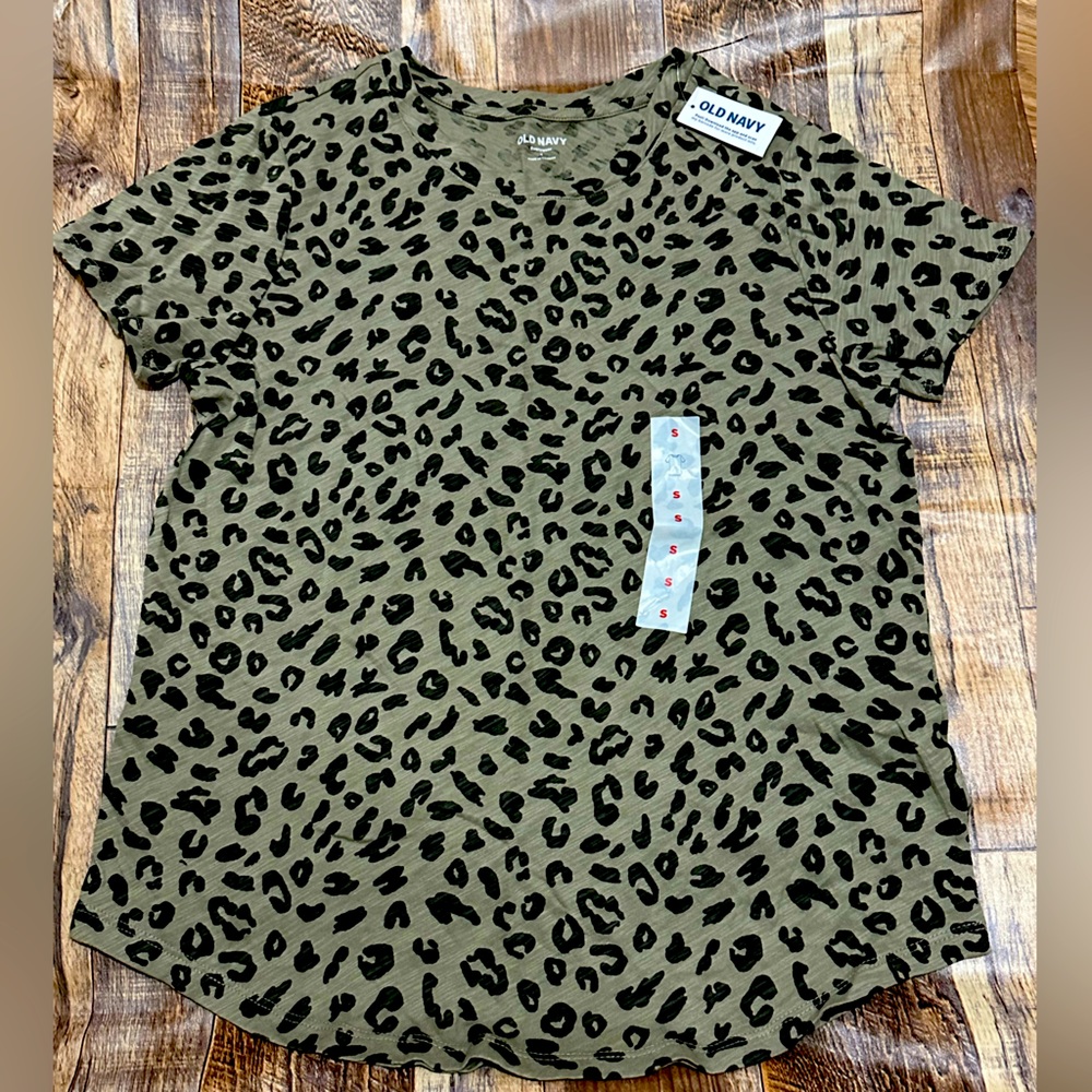 Women’s Old Navy Green Leopard Tshirt